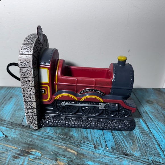 Harry Potter Platform 9 3/4 Scentsy Warmer Full Size Brand New Discontinued - Picture 10 of 16
